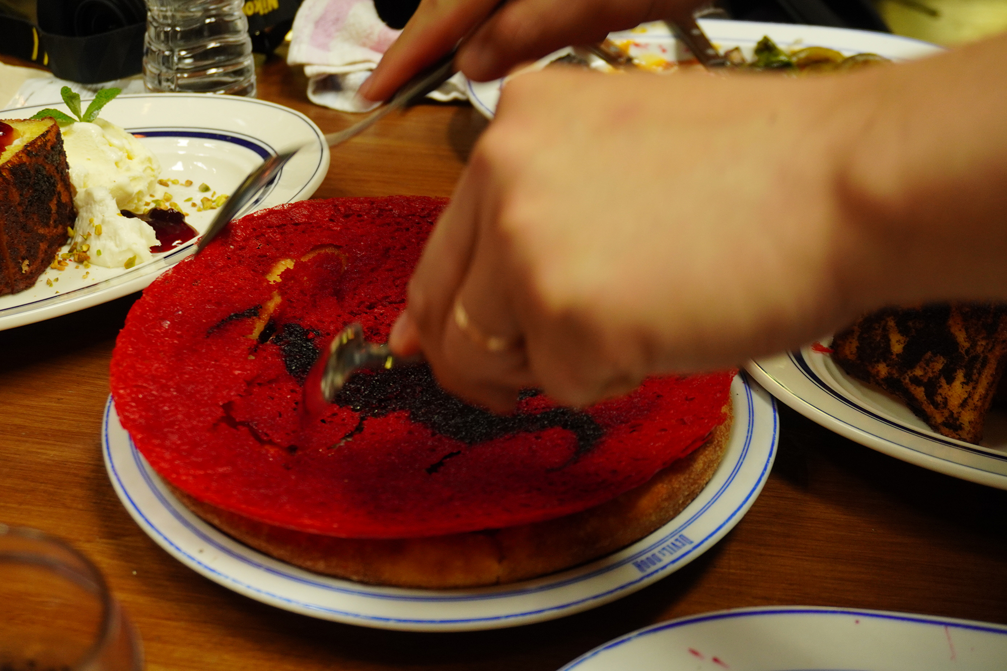 スタッフがスプーンで蓋を突き崩す