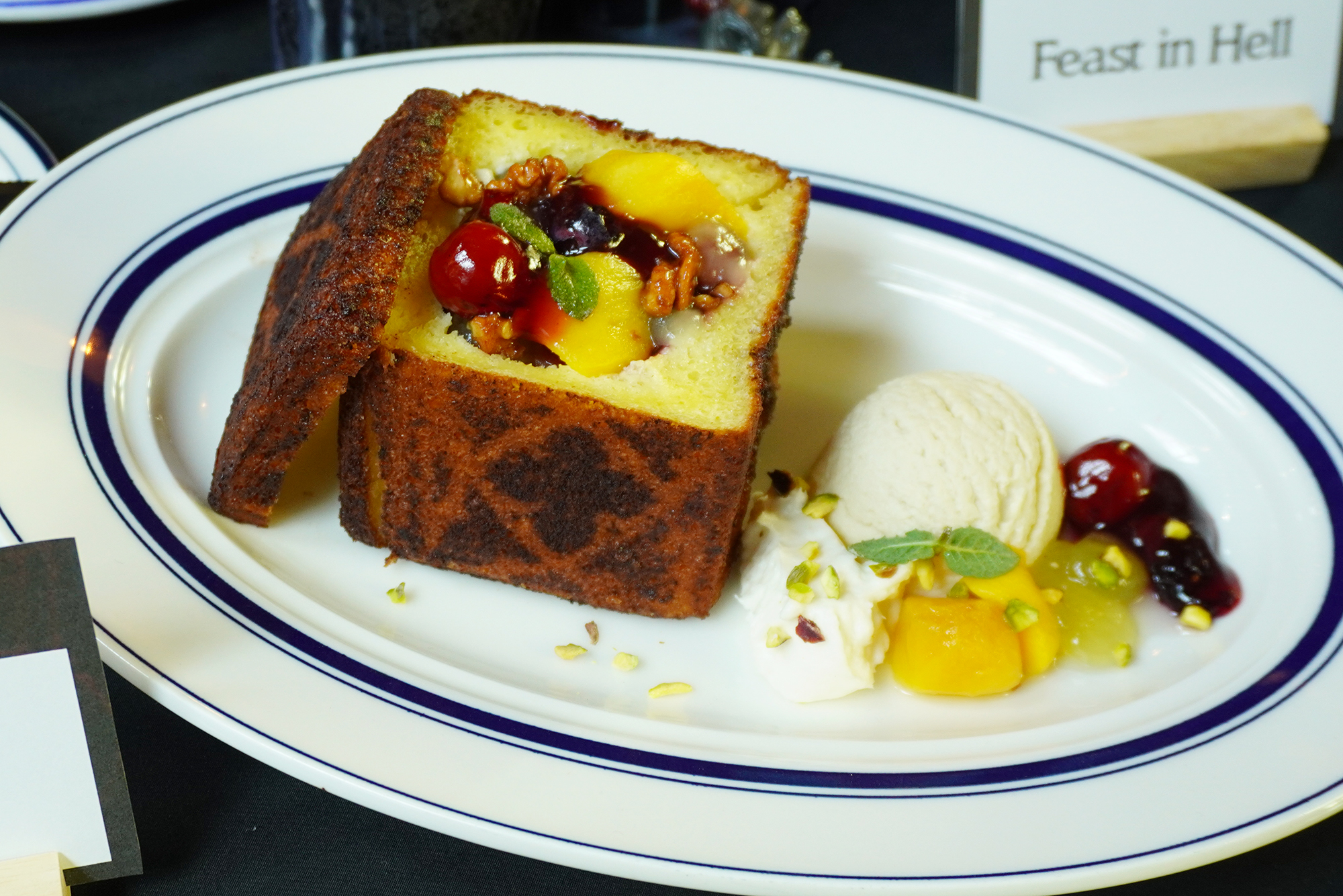 フルーツや生クリームが素材として詰め込まれている