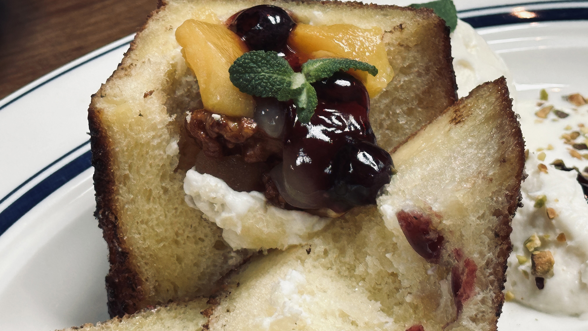 ヨーグルトソースとバニラアイスが香ばしいトーストにぴったり