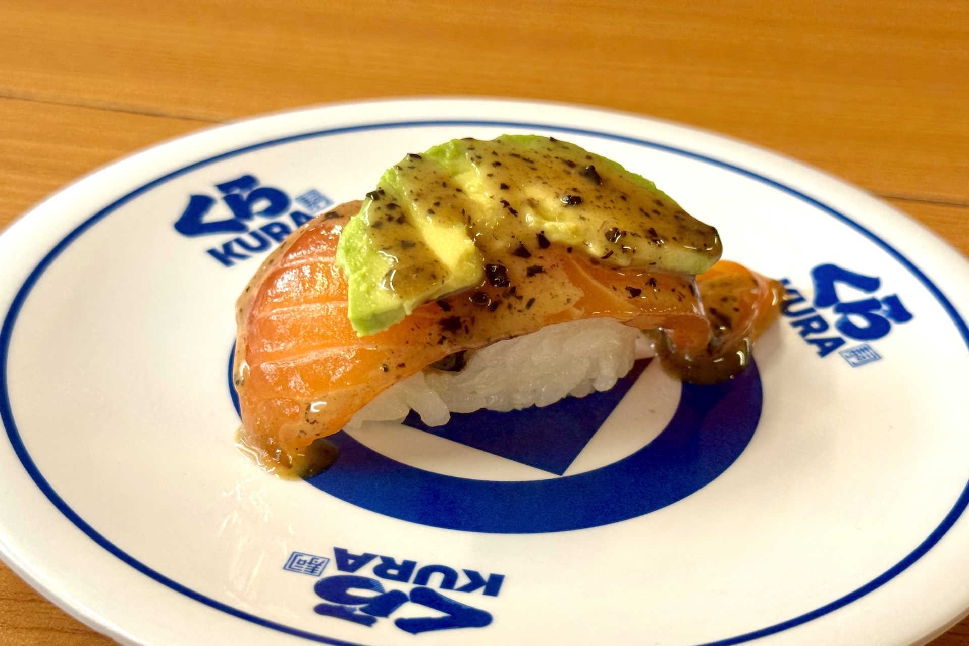 「トリュフ生サーモン（一貫）」 価格：200円 販売期間：5月1日〜5月10日