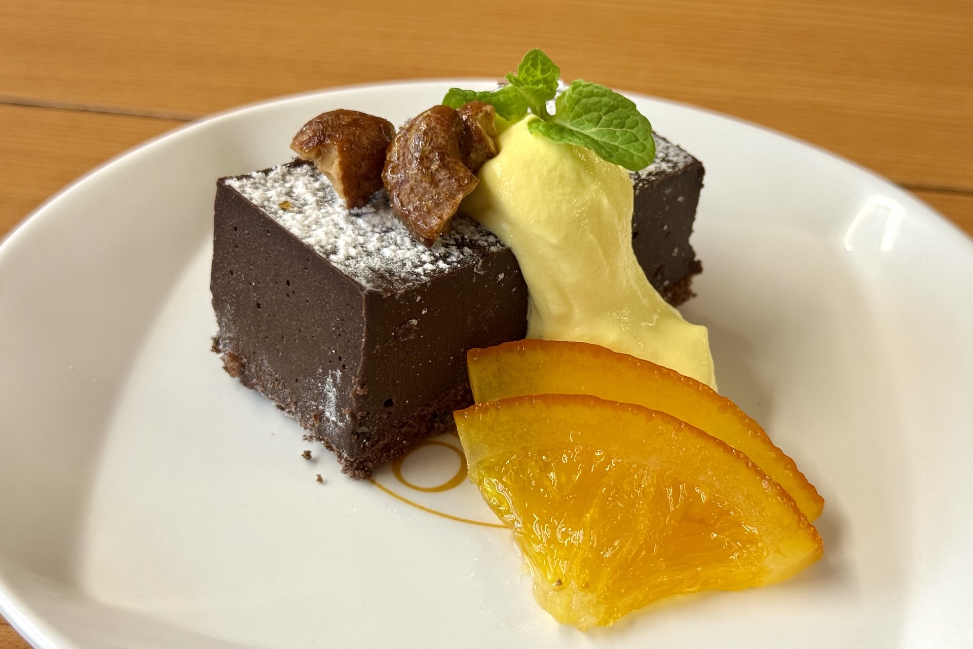 「オレンジ香る濃厚ガトーショコラ」 価格：520円 販売期間：5月7日〜5月28日