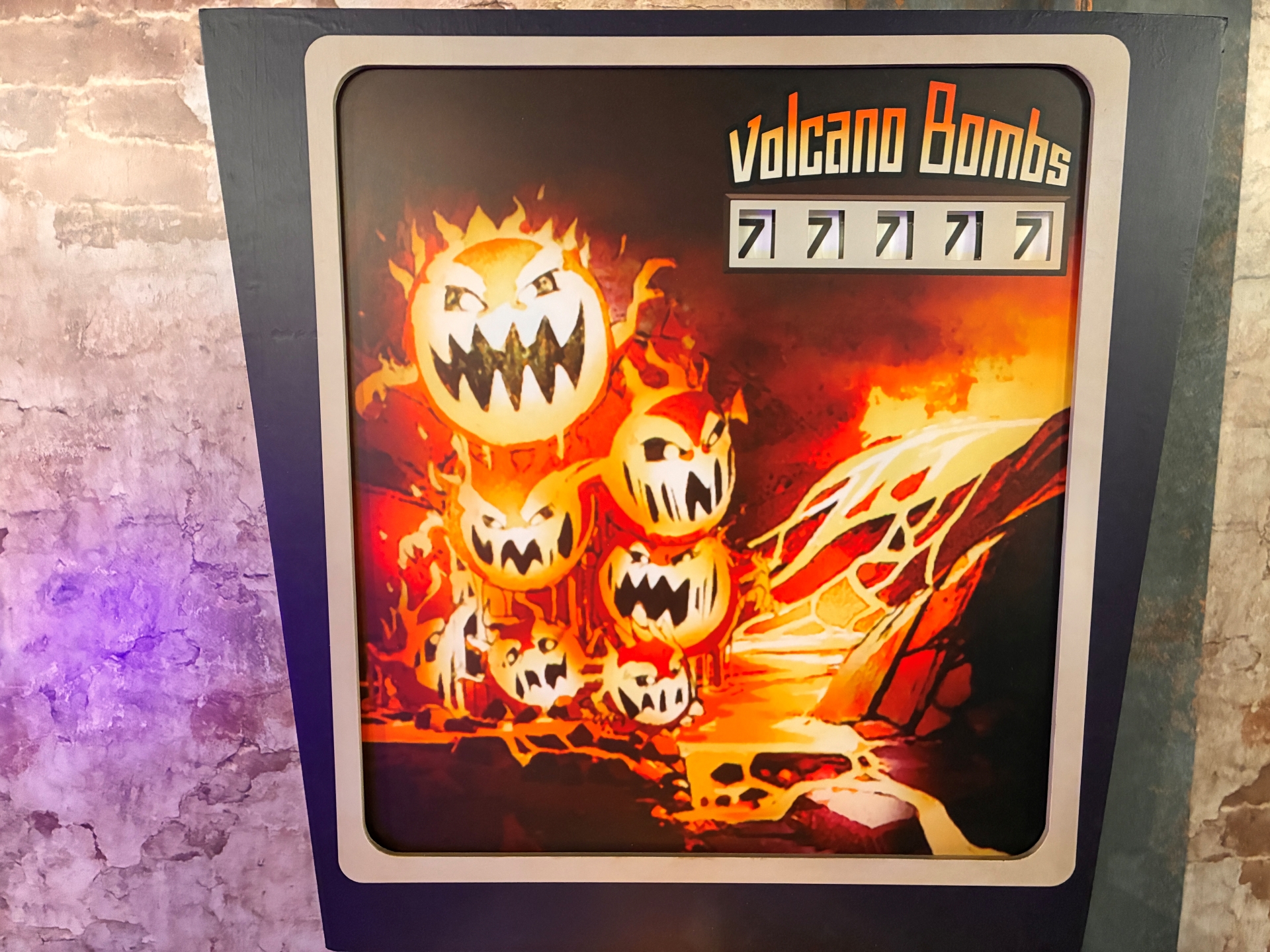 クオリティ高く再現された「ボム」のピンボール。よくできているが、実際にはプレイできない。床下があるようなつくりも、ゲーム内の再現とのこと