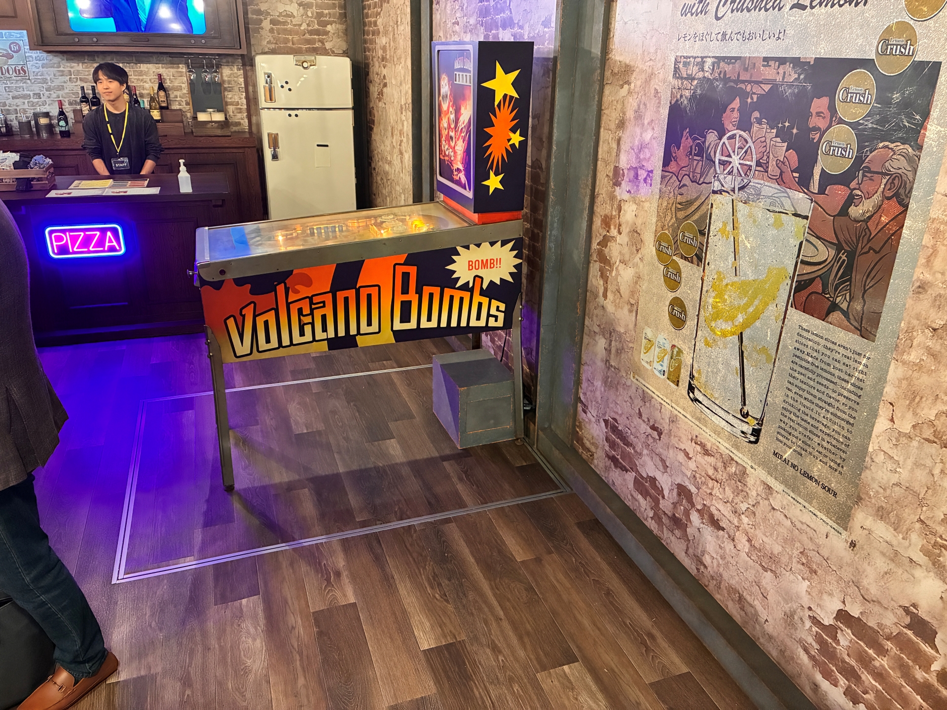 クオリティ高く再現された「ボム」のピンボール。よくできているが、実際にはプレイできない。床下があるようなつくりも、ゲーム内の再現とのこと