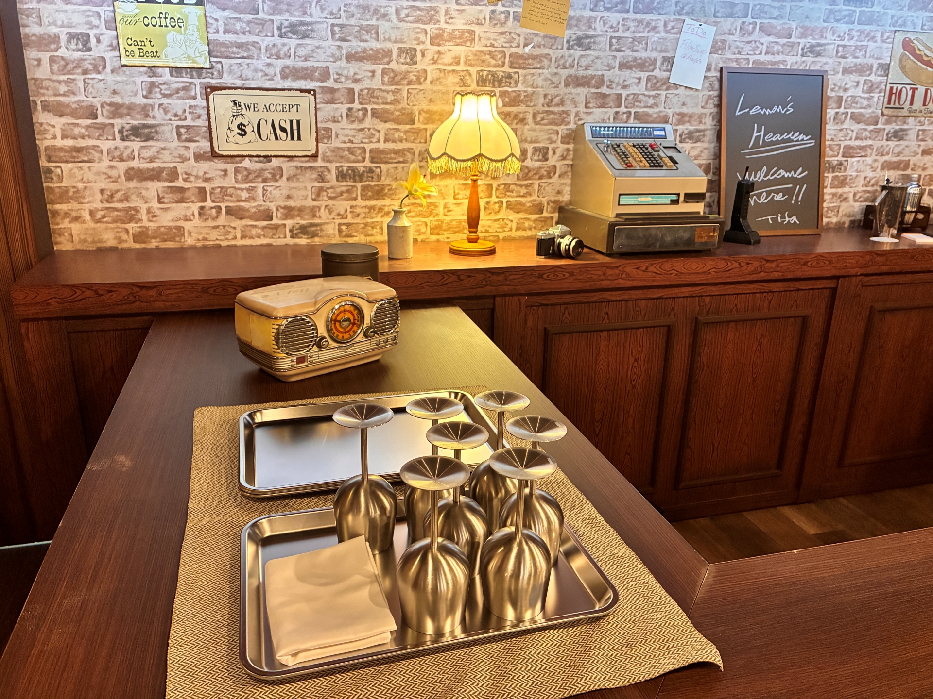 こちらがカウンター。見逃せないものがたくさん置かれている