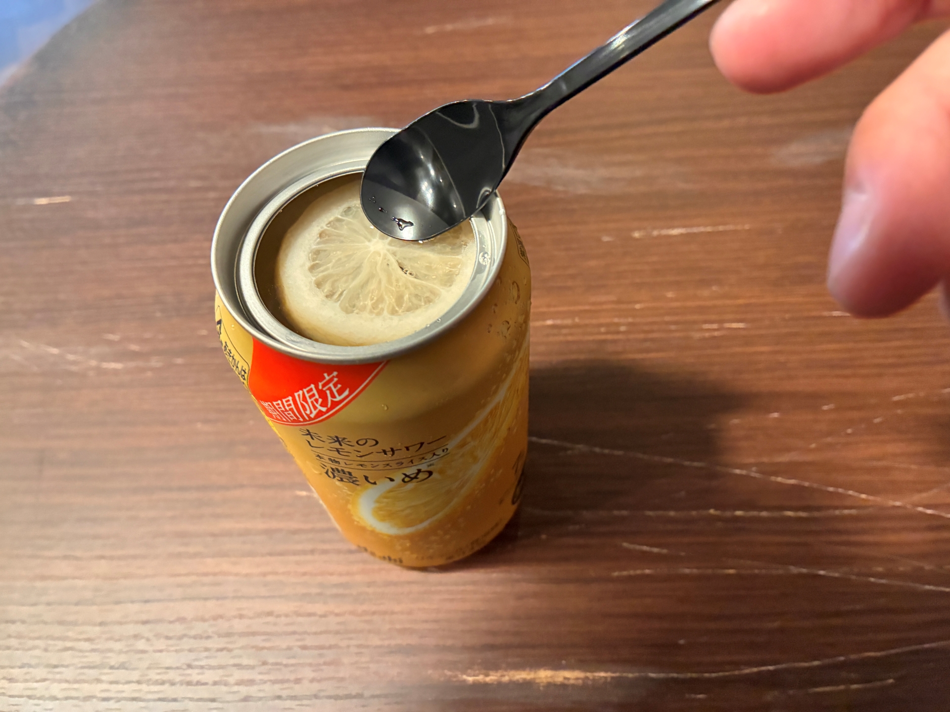 「未来のレモンサワー」とスプーンが合わせて提供される。なかのレモンをほぐしながら飲むのがオススメだそう