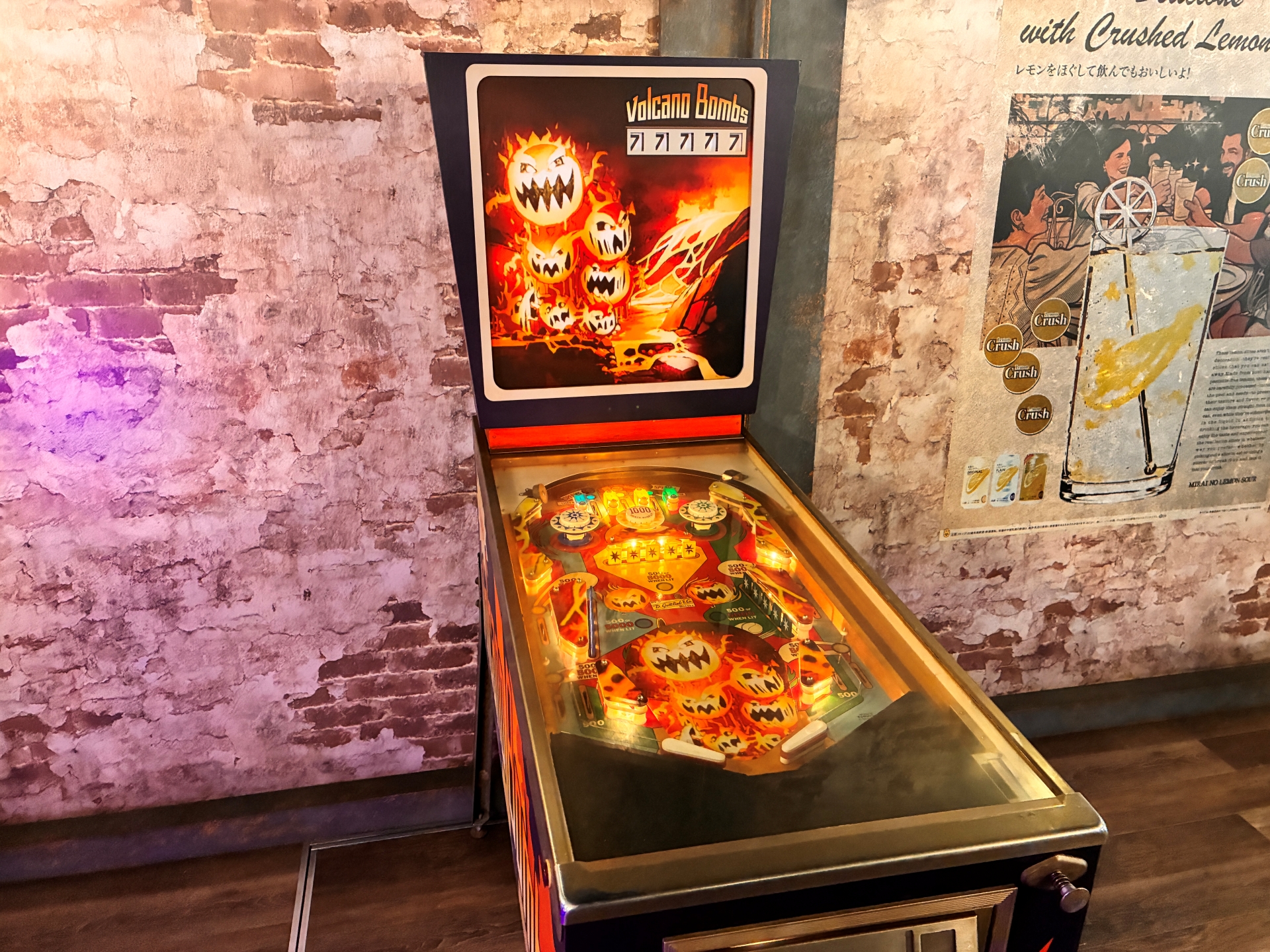クオリティ高く再現された「ボム」のピンボール。よくできているが、実際にはプレイできない。床下があるようなつくりも、ゲーム内の再現とのこと
