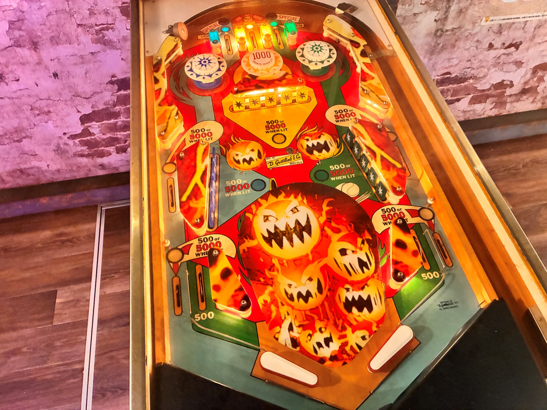 クオリティ高く再現された「ボム」のピンボール。よくできているが、実際にはプレイできない。床下があるようなつくりも、ゲーム内の再現とのこと