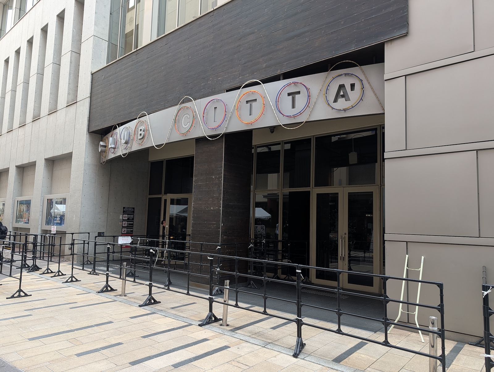 川崎のCLUB CITTA'。15時の段階ではまだ誰も並んでいなかったが、フレーム外ではふ～ど選手の姿もあった