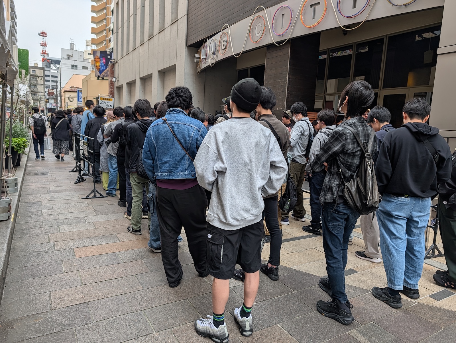 開場10分前に再度やってくると、凄まじい長蛇の列ができていた