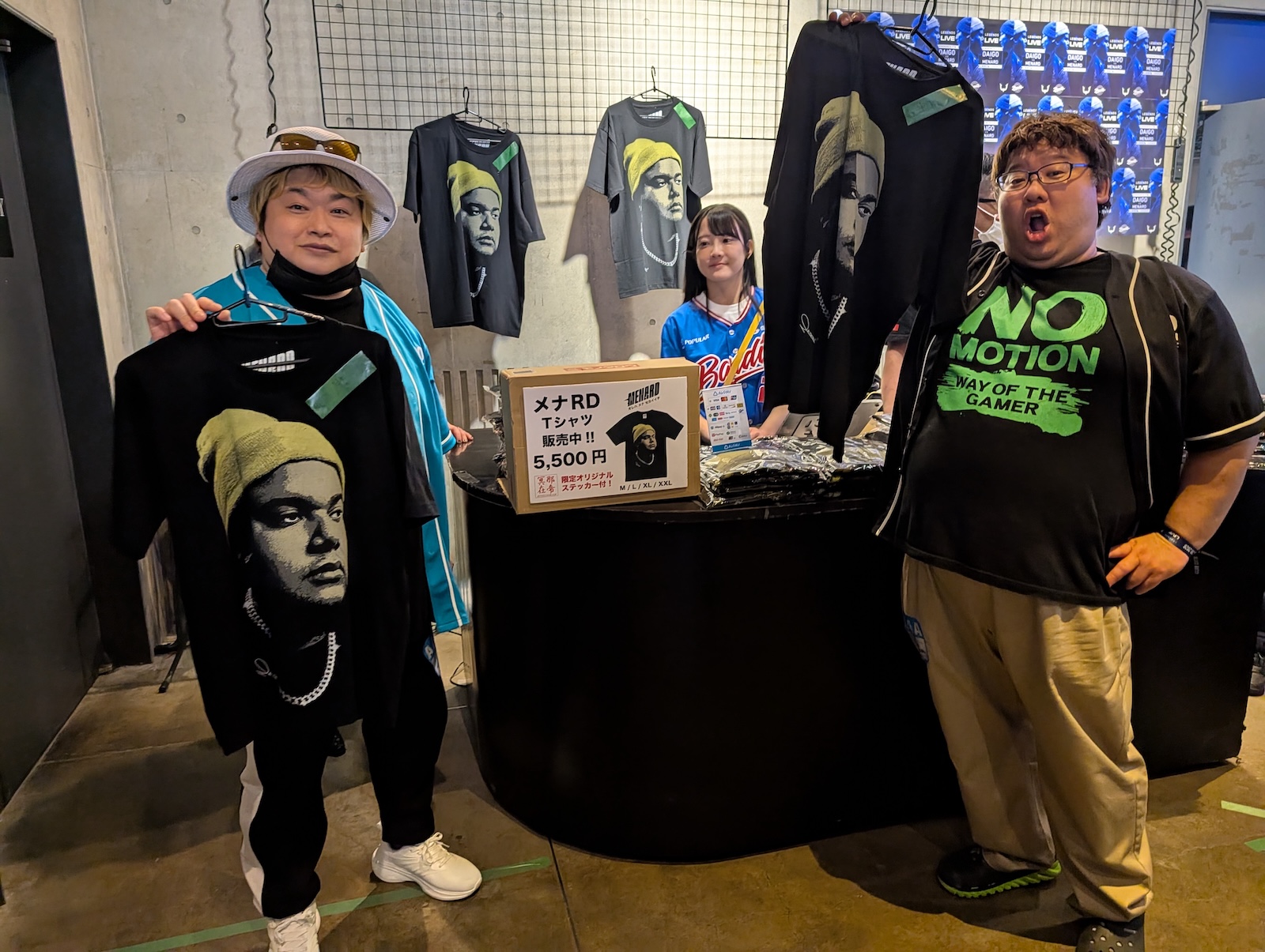 「無敵時間」の物販コーナーでは、「NOモーション。」の2人（矢野ともゆき。氏と星ノこてつ。氏）が最前線で販売のお手伝い。ノーコスプレのまま仕事する2人を見るのはなかなか新鮮だ