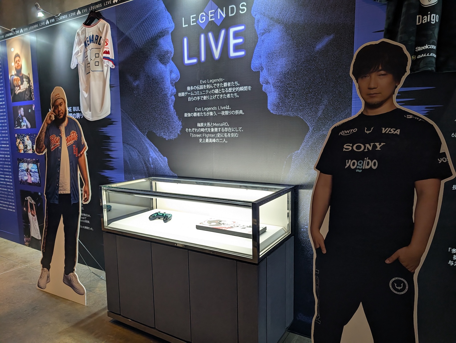 廊下にはMenaRD選手とウメハラ選手のこれまでの歴史が書かれたボードや等身大パネルが展示されていた