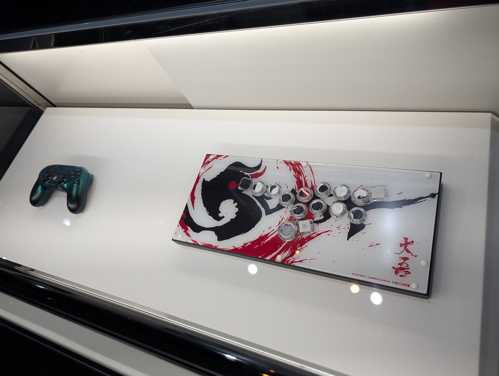 2人が使用するコントローラーも同じ型のものがガラスケースに入れられて展示されていた