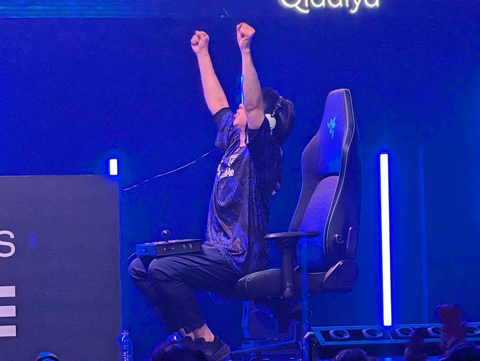 勝利の瞬間、両手を高らかに上げた