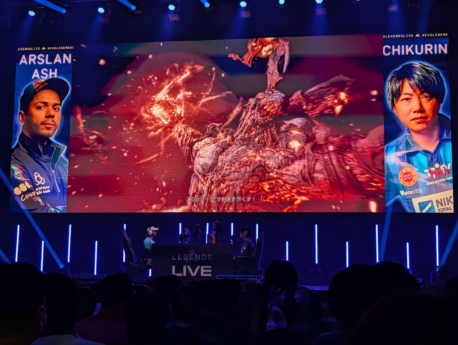 試合中のステージの様子。「鉄拳8」はド派手な3Dグラフィックスが見どころの1つ