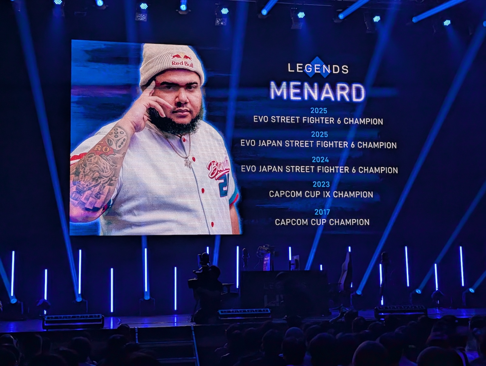 開始前にはお互いのインタビュー映像や紹介画像が表示され、来場者たちの気分をさらに盛り上げる。MenaRD選手の経歴は最近ではEVO Japanの「スト6」部門の2連覇が印象的だ