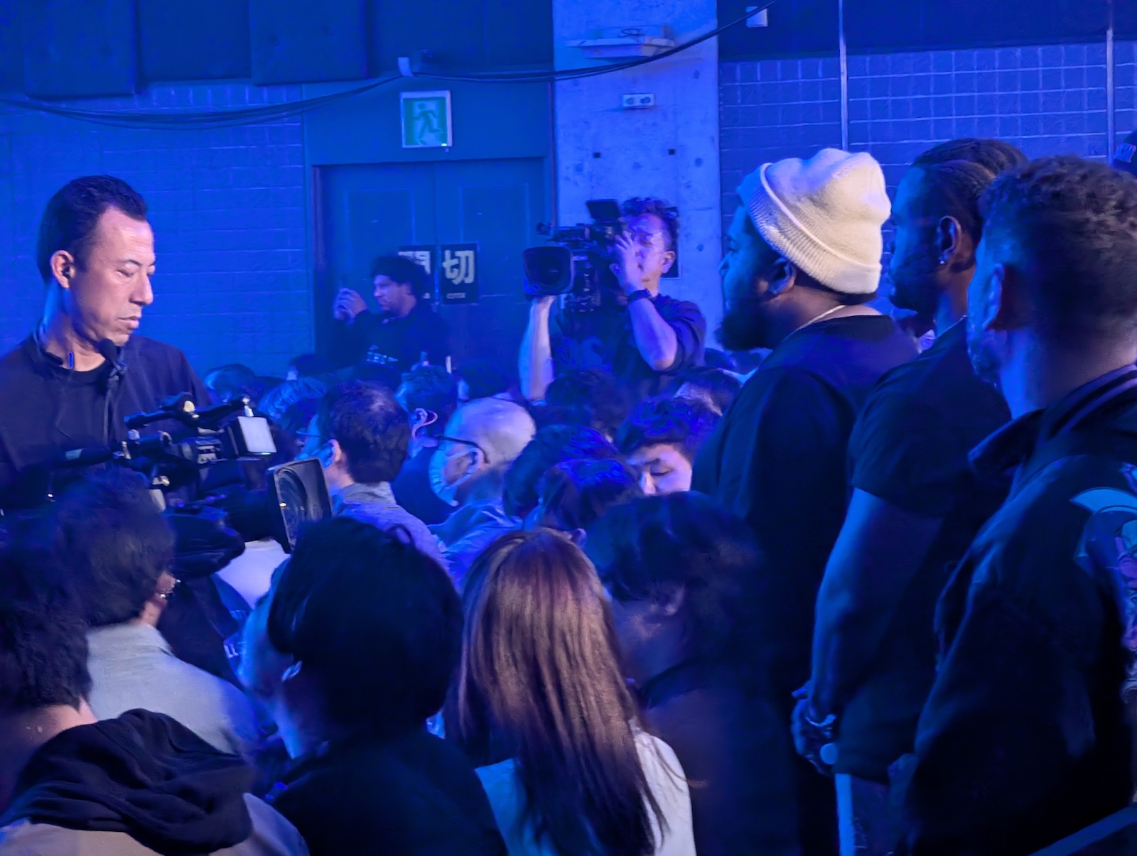 最後の10先については、客席の奥から花道を歩いて入場。スタンバイ中のMenaRD選手