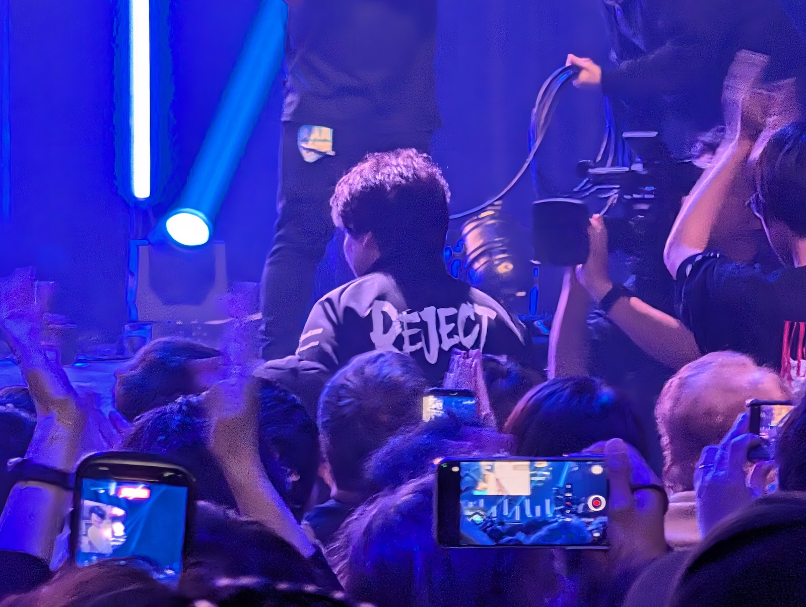 もみくちゃになりながらステージに上がるウメハラ選手