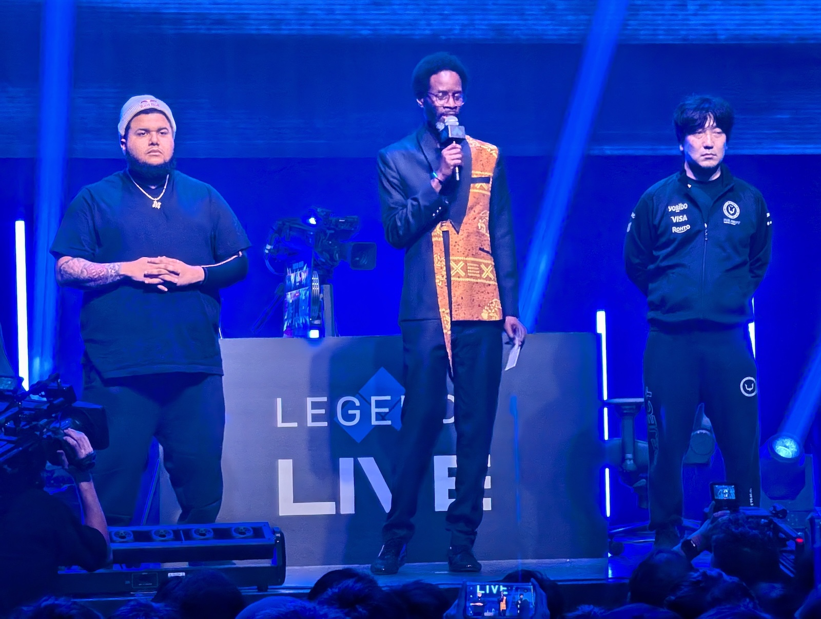 試合前インタビューの様子。いつもと異なる緊張感がただよう