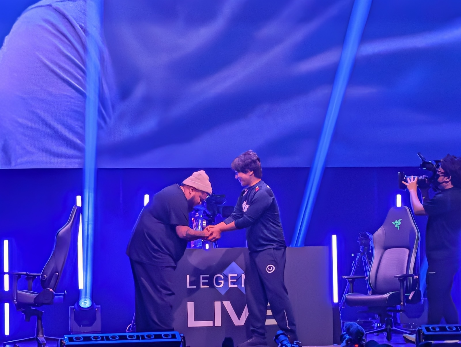 試合前の握手を交わす両者