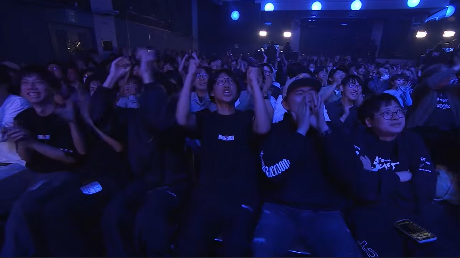 配信より。格闘プロゲーマーたちも応援にかけつけ、試合中も全力応援