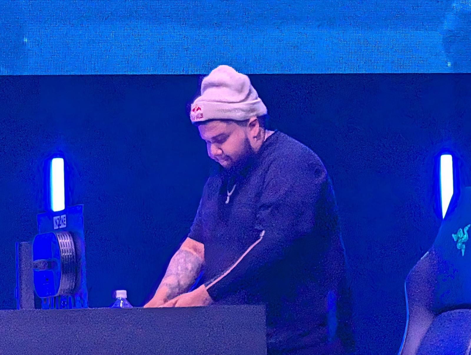 勝利した瞬間のMenaRD選手。いつもならド派手にパフォーマンスするが、今回は粛々とした動きでリスペクトを感じさせる