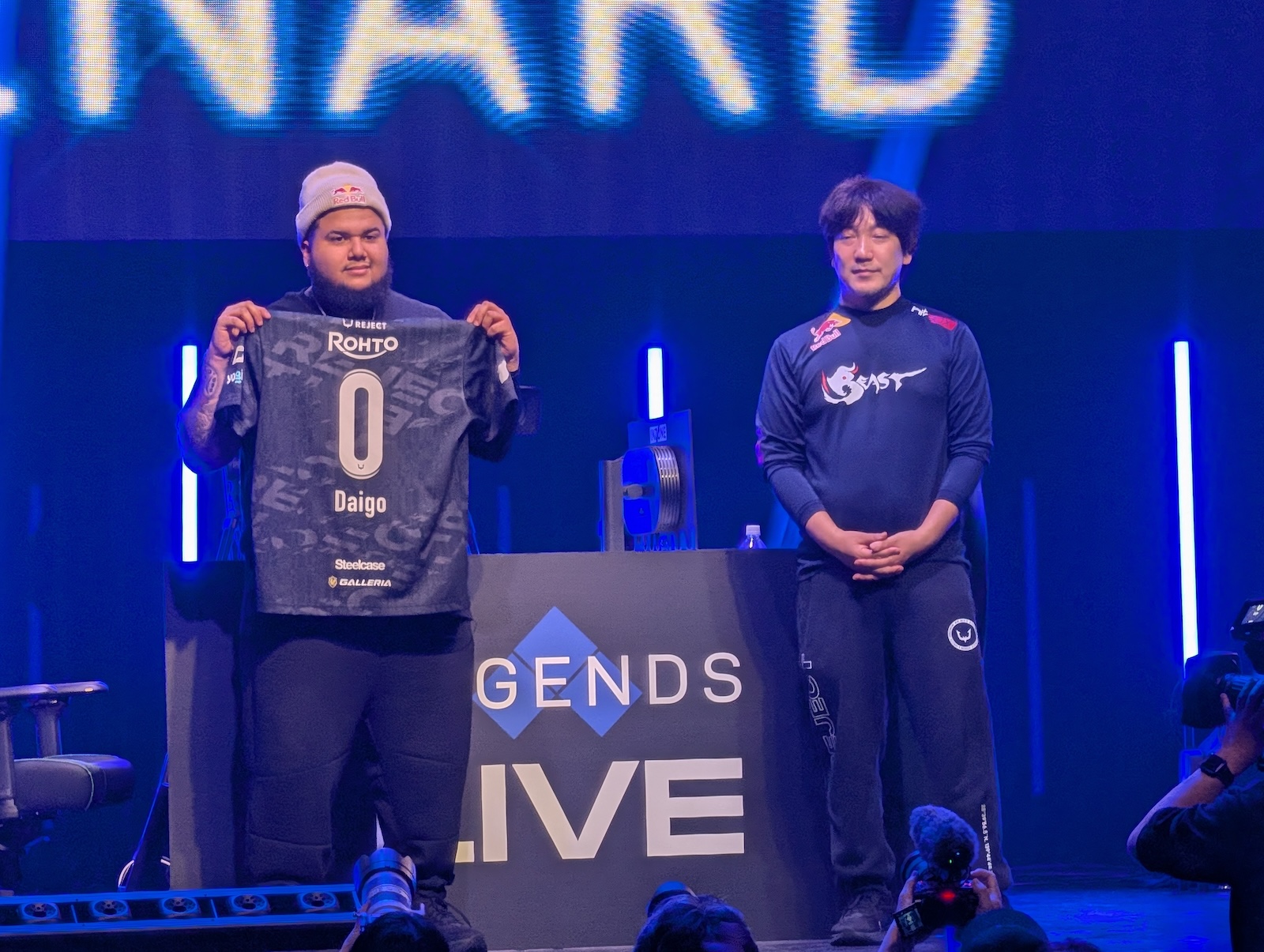 ウメハラ選手のサイン入りユニフォームをもらい、嬉しそうに掲げるMenaRD選手