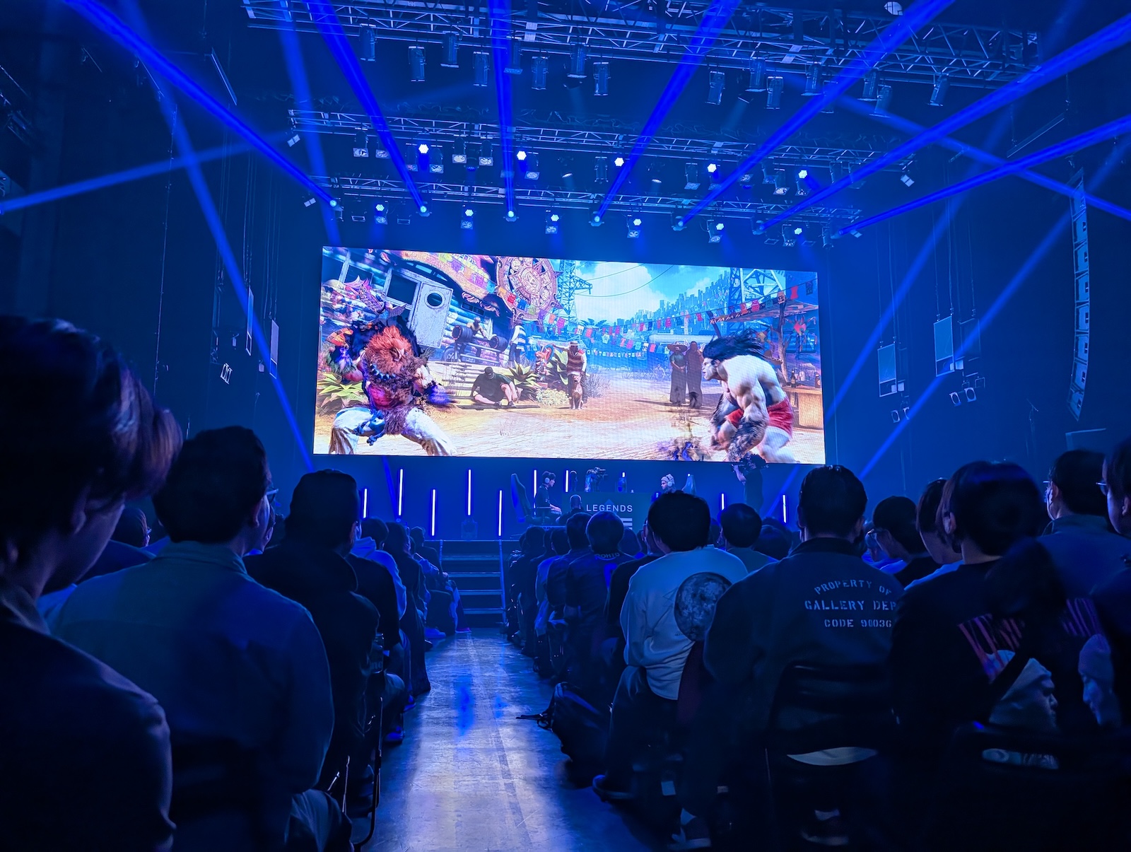 場所入れ替えのあと、なぜかゲーム画面の中央のみ拡大されてしまい、最初の30秒くらいの試合内容が観戦できないハプニングも起こった