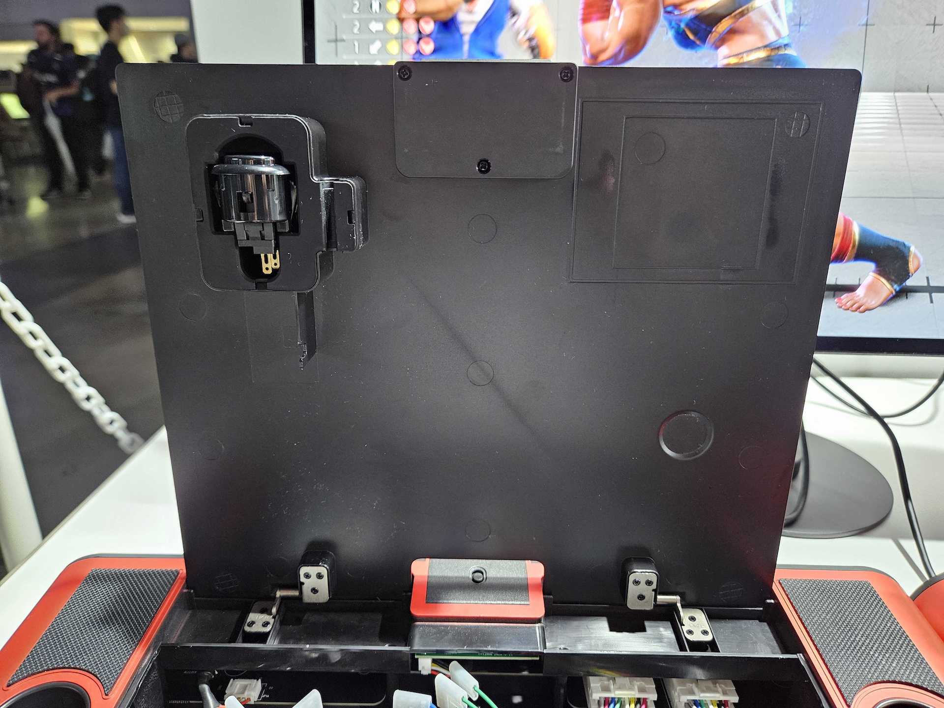 背面はワンタッチで開閉可能。替えボタンを収納するスペースも用意され、その場でメンテナンスしやすい