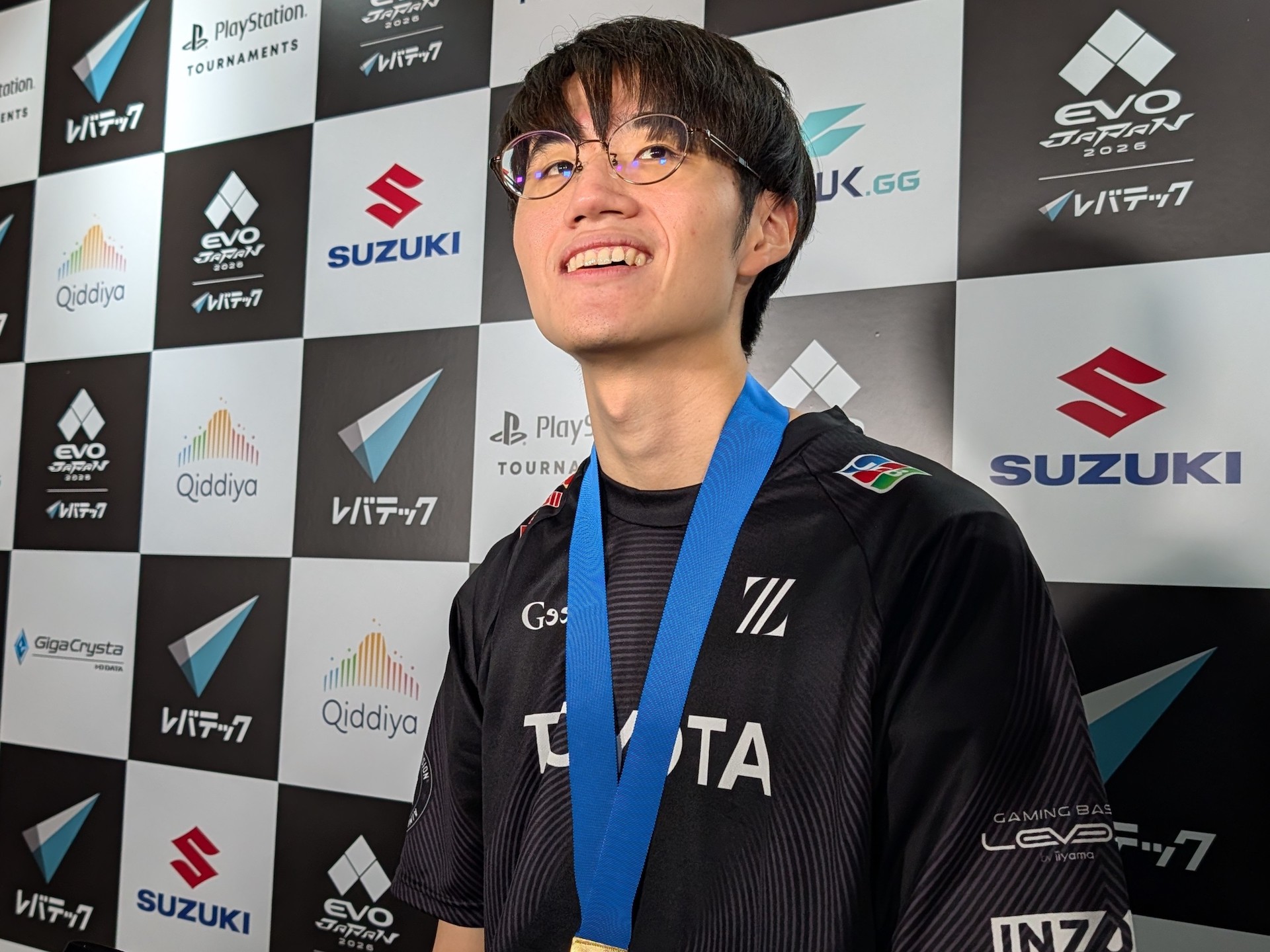 インタビュー中のヤマグチ選手はまだ夢心地とコメント