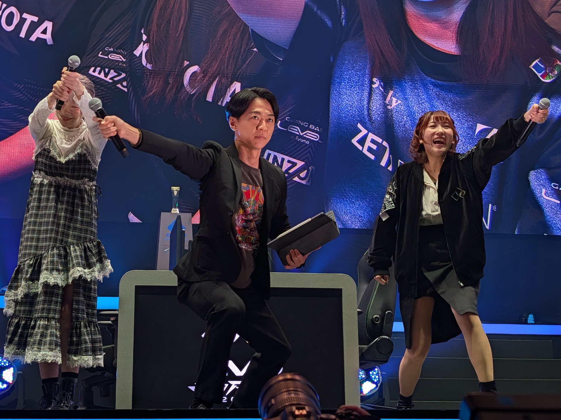 ステージMCを務めるSHUN MIZOBUCHI(溝渕俊介)氏とアシスタントのItsukaさん、五味茉莉伽さんの3人が会場を温める