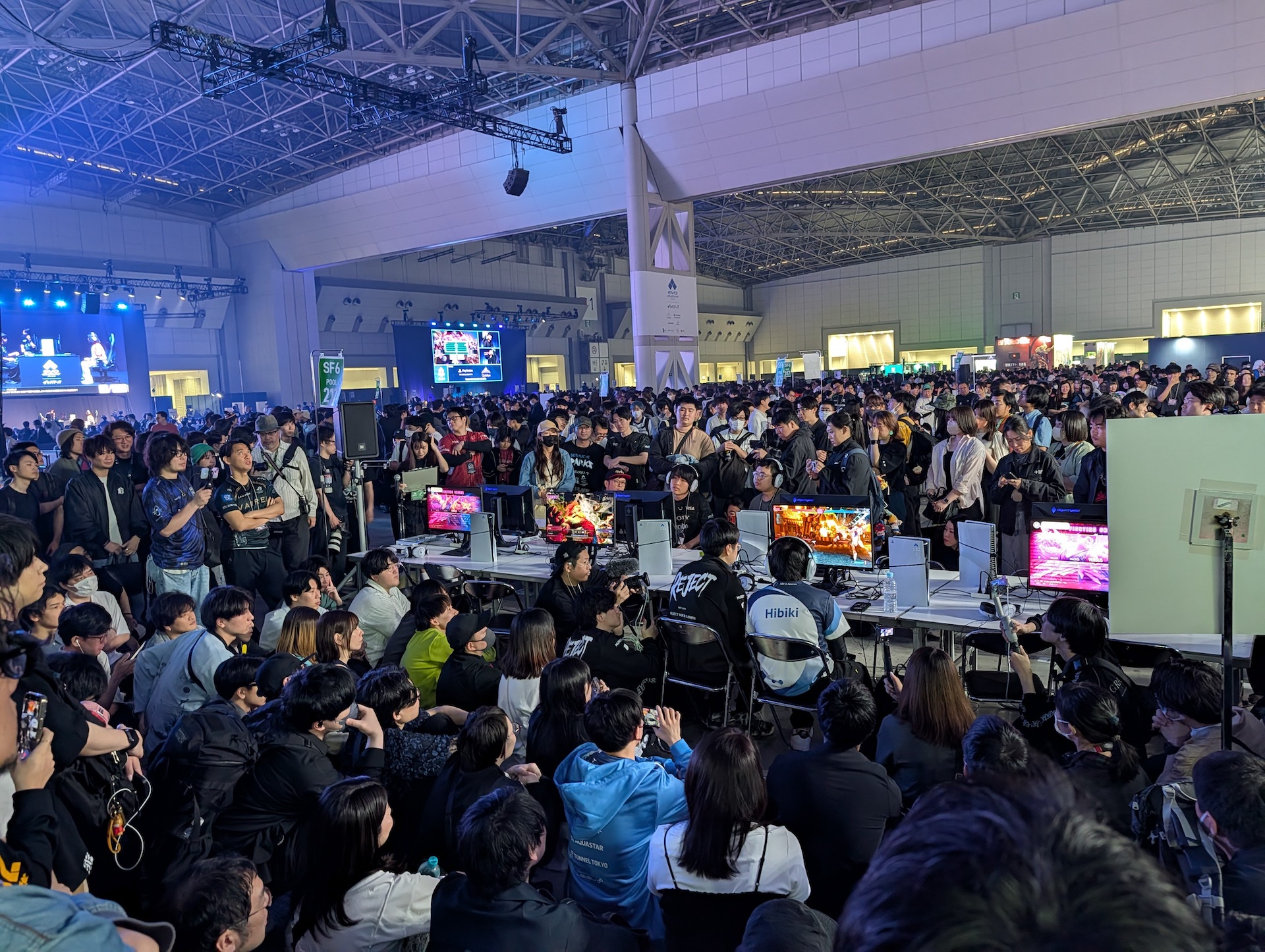 予選中の一幕。ひびき選手とふ～ど選手の1戦を見ようと凄まじい数の観戦勢が周囲を取り囲む