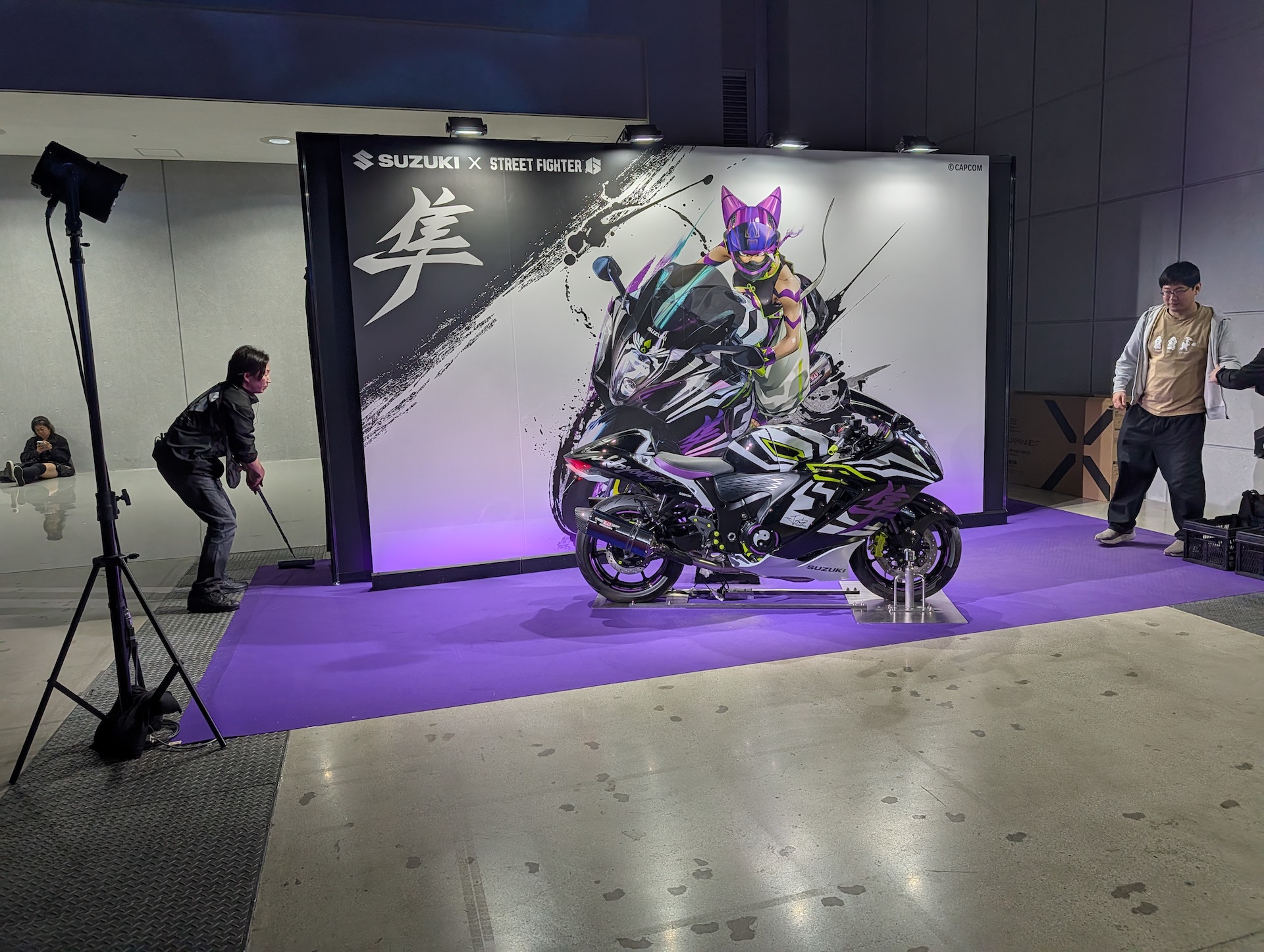 SUZUKIブースでは、「スト6」コラボバイクの第2弾「Hayabusa Tuned by JURI」を展示。自由に跨れる
