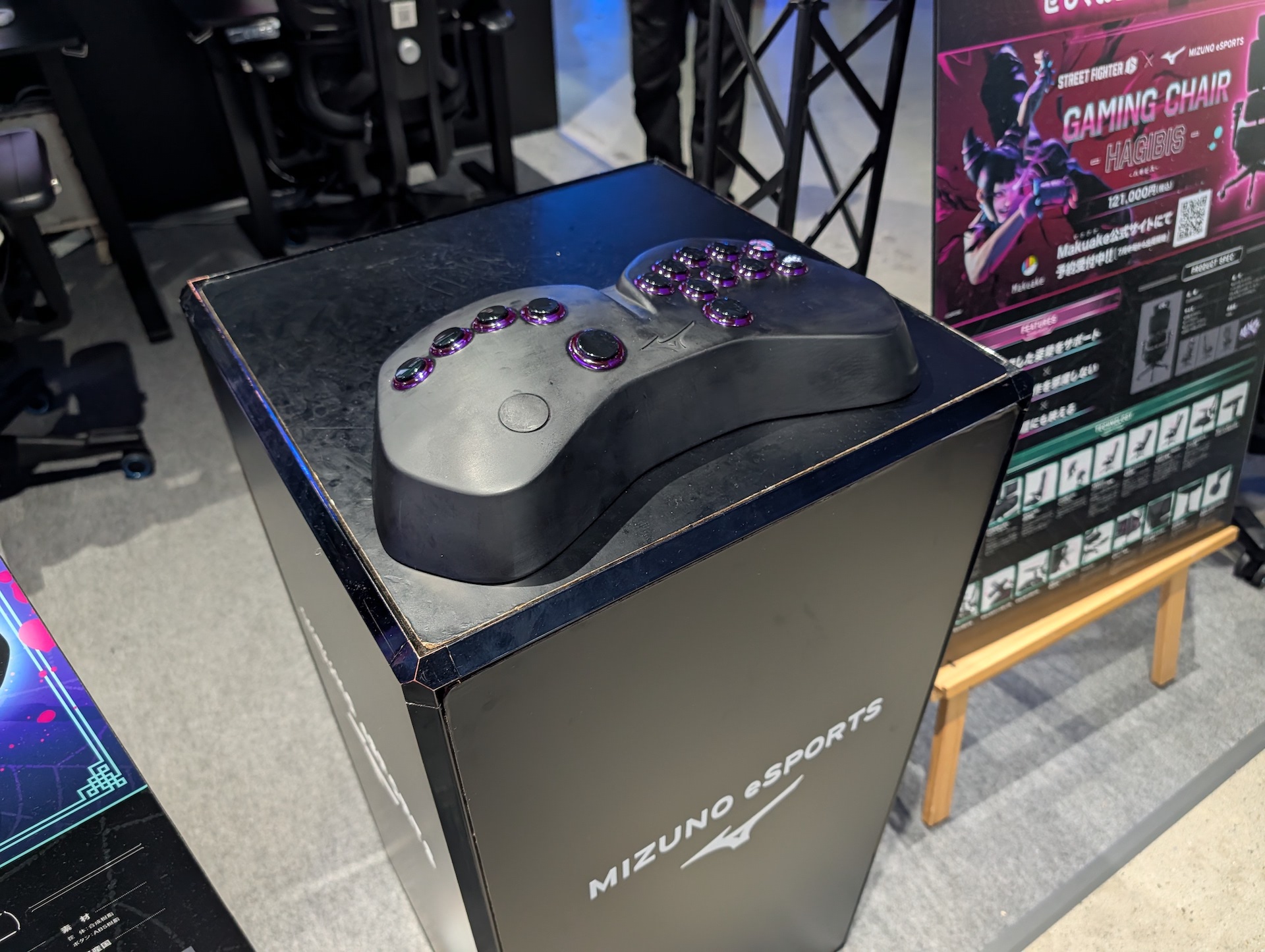 ブーススタッフに9万9,000円という価格について理由を聞いてみると、答えはシンプルで、少量生産で全ての筐体が3Dプリンタで出力され、手作業の研磨で磨いているため、高額になってしまっているのだという