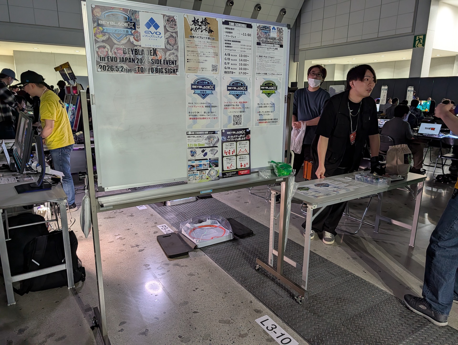 2日目のBYOCエリアには異変が……一角にベイブレードのエリアが設営されていたのだ！