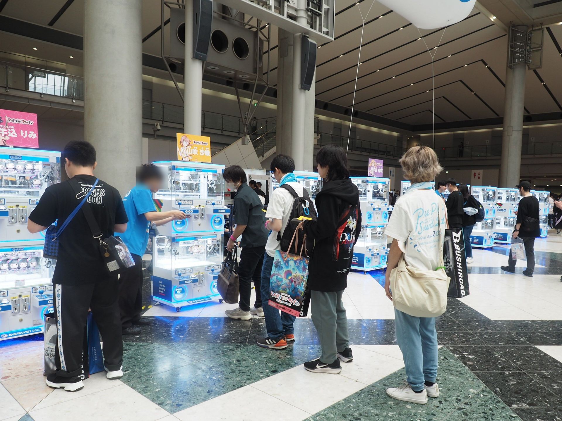 アトリウムにGiGOクレーンゲーム機が10台並んでいた