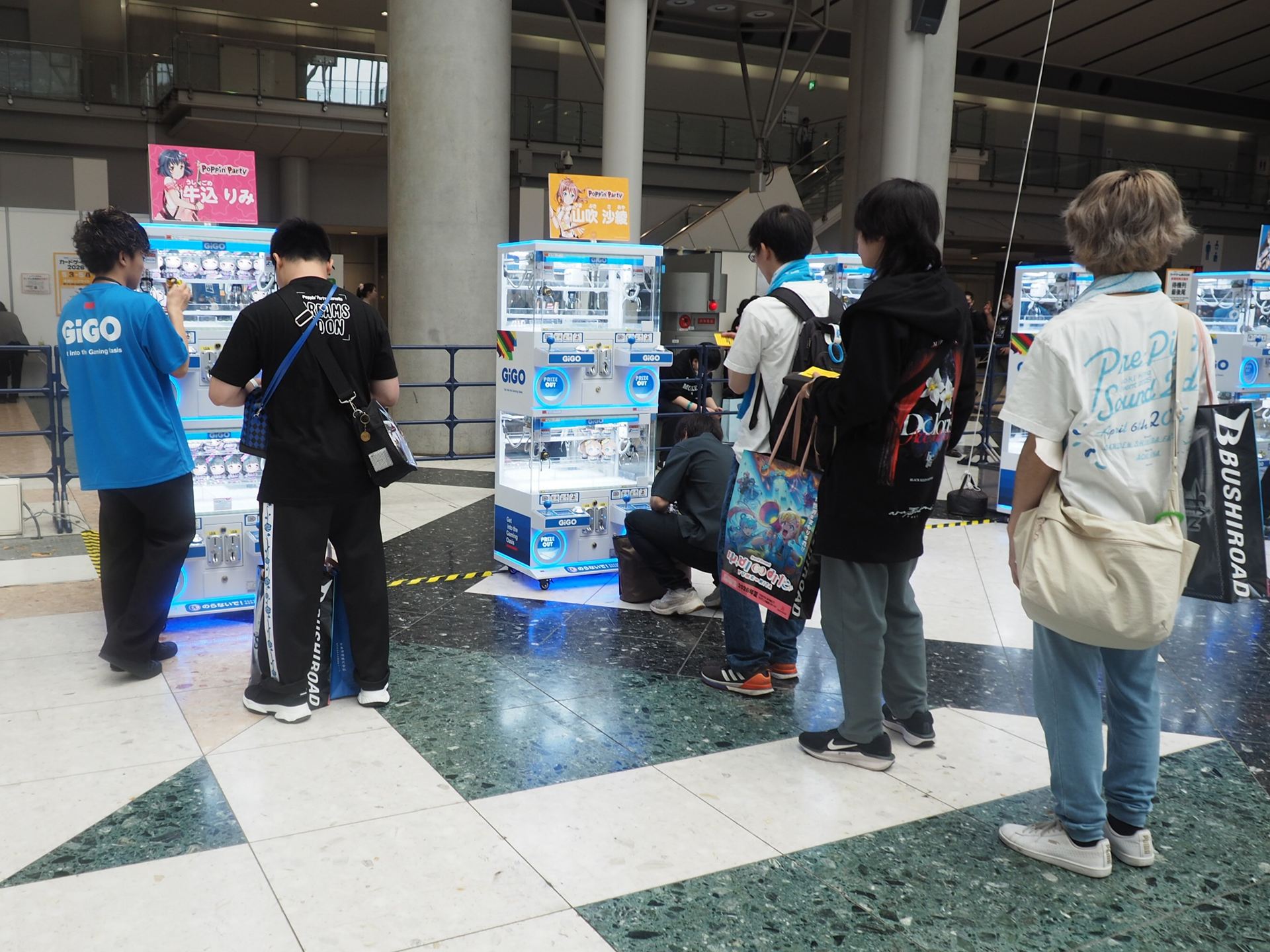 クレーンゲーム機の上に、キャラクターのパネルが置かれているので、目当てのキャラクターの列に並ぶ