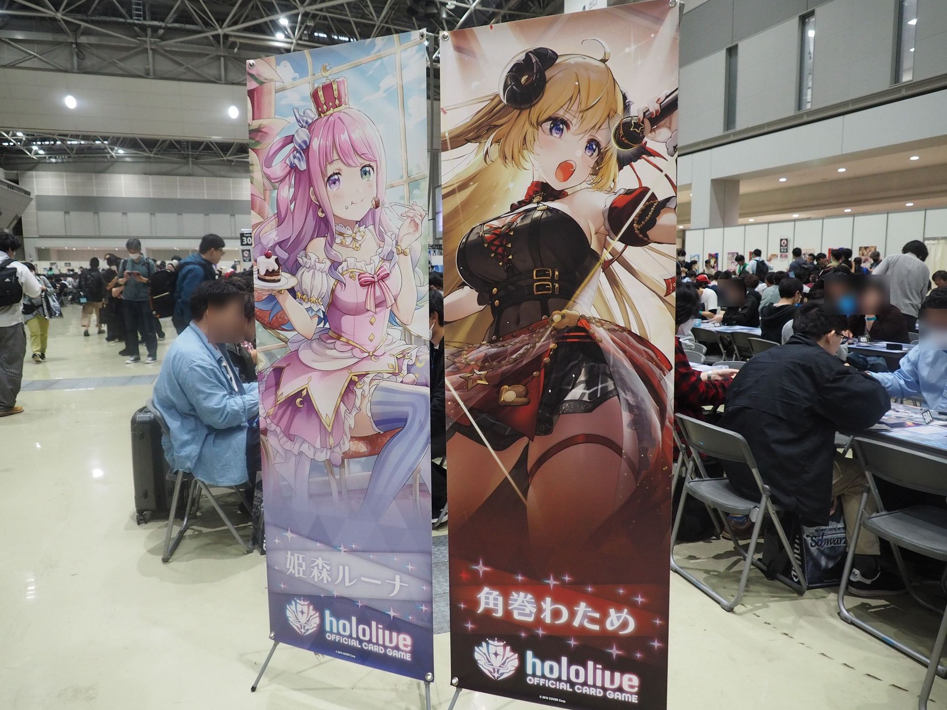 「姫森ルーナ」と「角巻わため」のタペストリー
