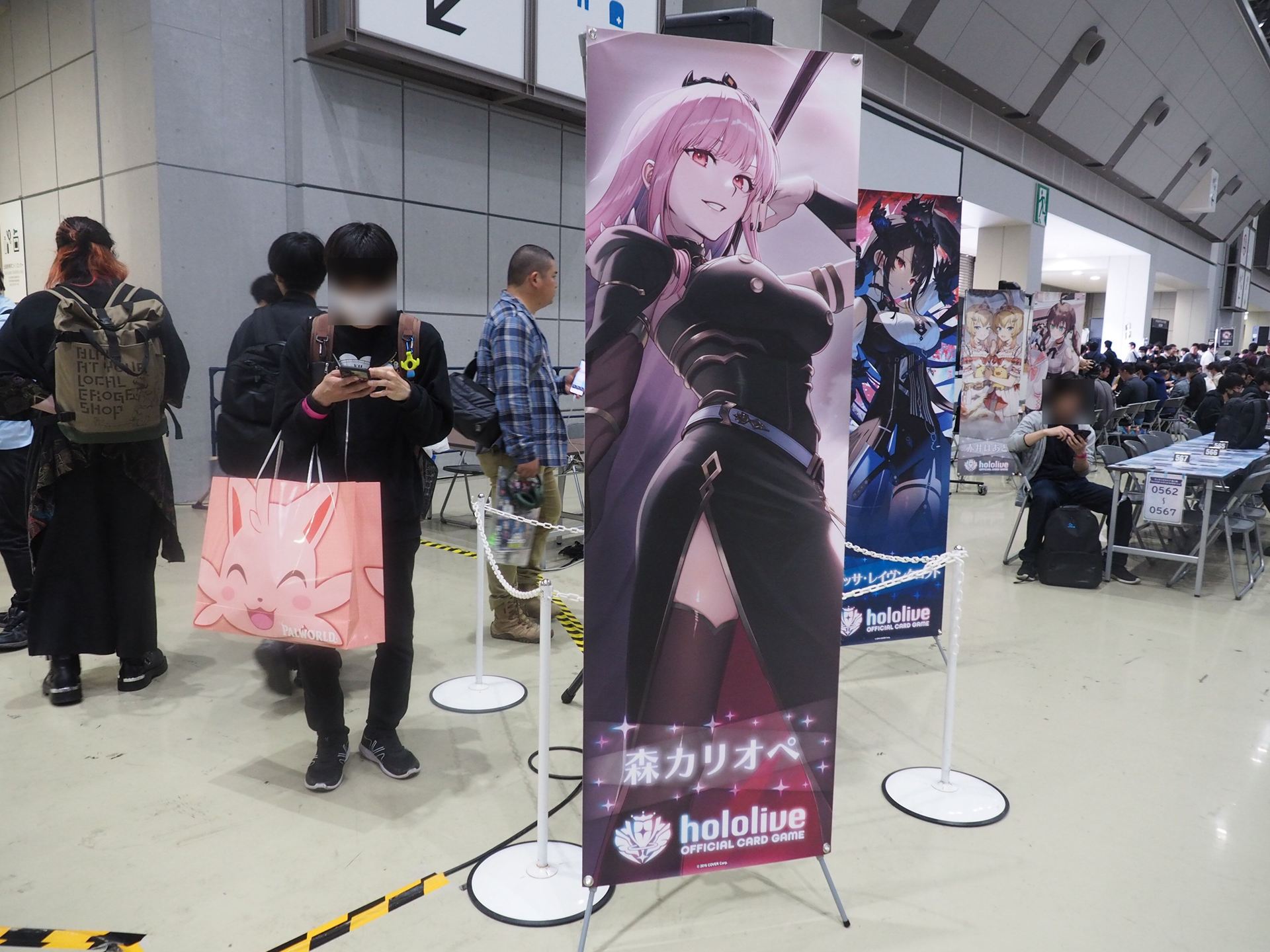 「森カリオペ」と「ネリッサ・レイヴンクロフト」のタペストリー
