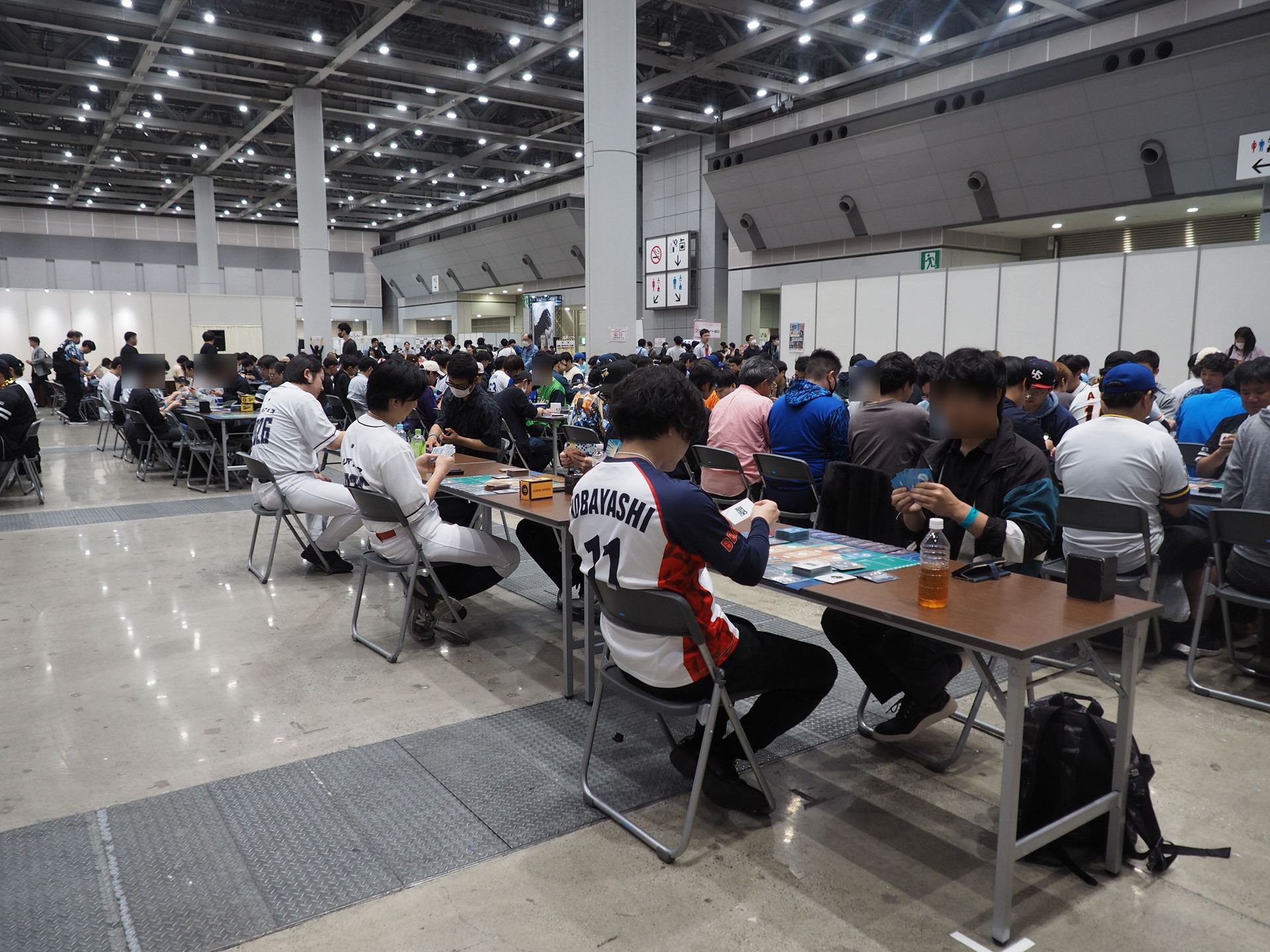 「プロ野球カードゲーム ドリームオーダー」ファイトエリア。ユニフォームを着た参加者も結構いる