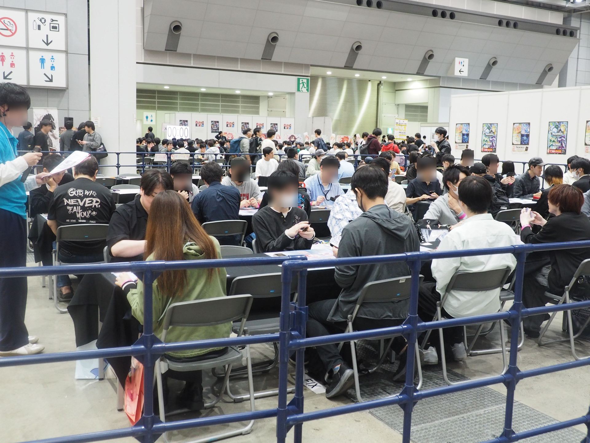 「ブシロードTCG あそびかた教室」の様子。同時に複数タイトルの体験会が行なわれていた