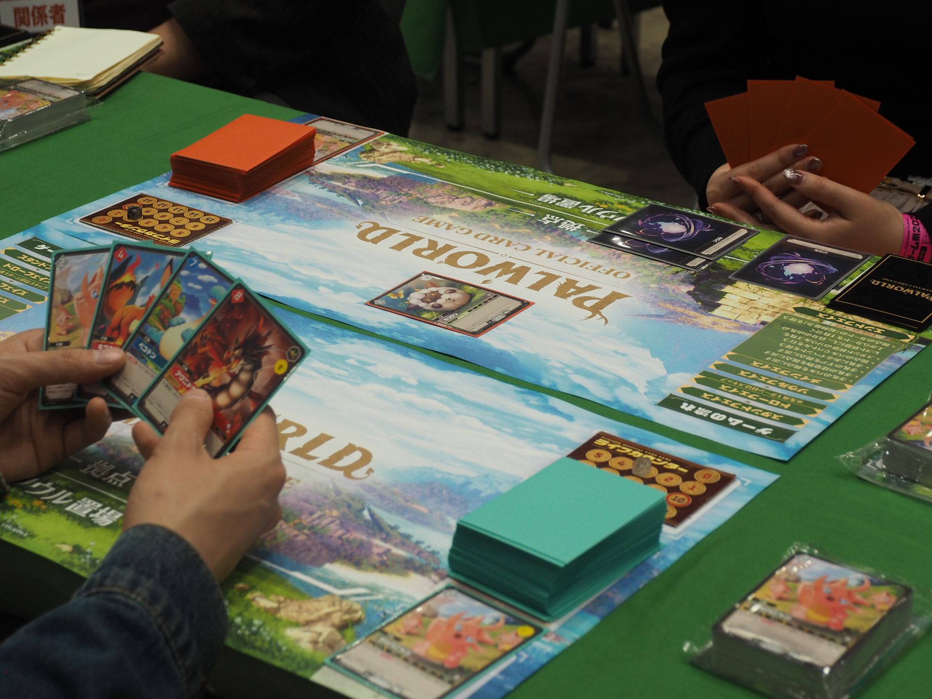 「パルワールド オフィシャルカードゲーム」のプレイ中の様子