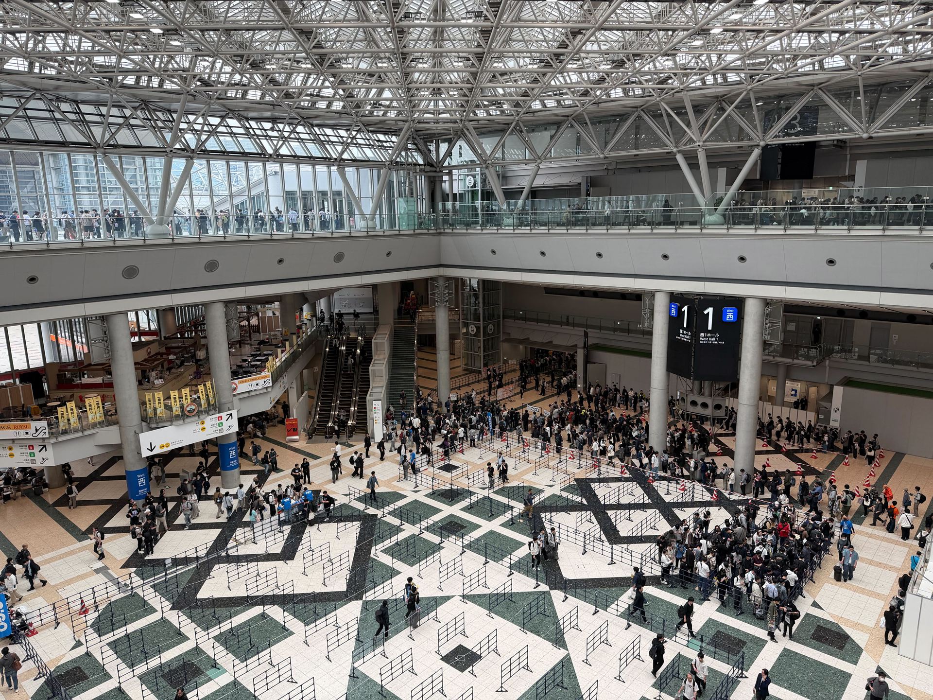 西1ホール左側の入口がオフィシャルストアへの入場口であり、整理券番号に従って来場者が並んでいる