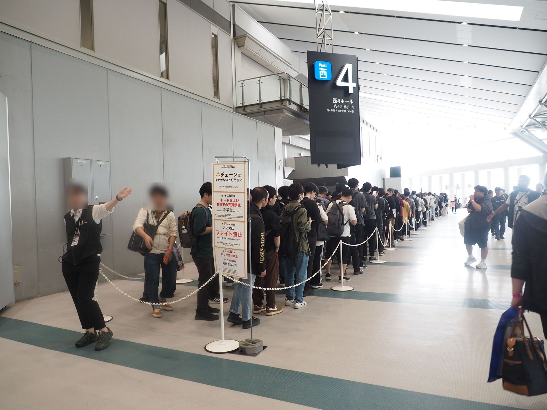 こちらは5月3日12:07の西4ホールの入場列