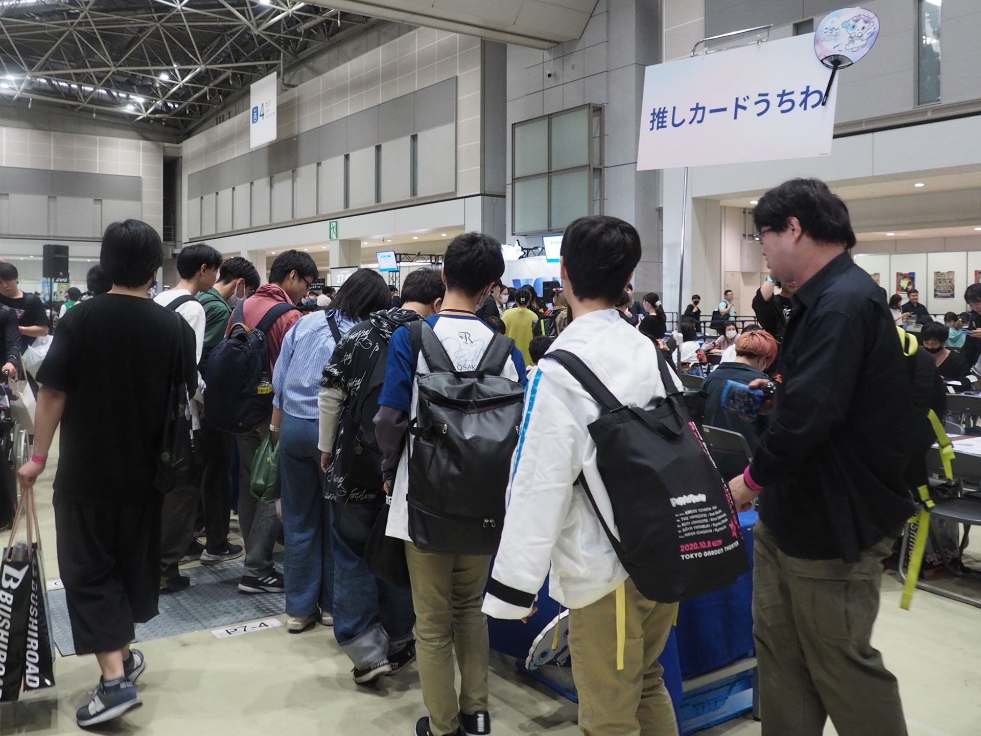 推しカードをうちわでアピールできる「推しカードうちわ」コーナーが人気