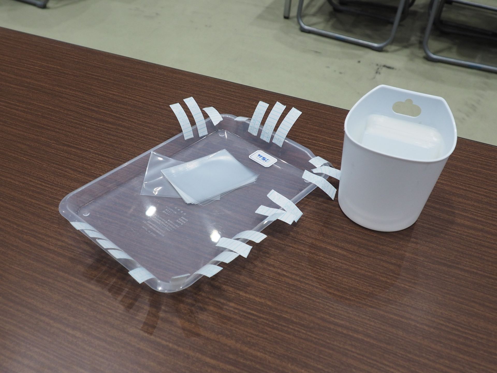 うちわに貼るスリーブも用意されており、その場で推しカードうちわを作ることができる