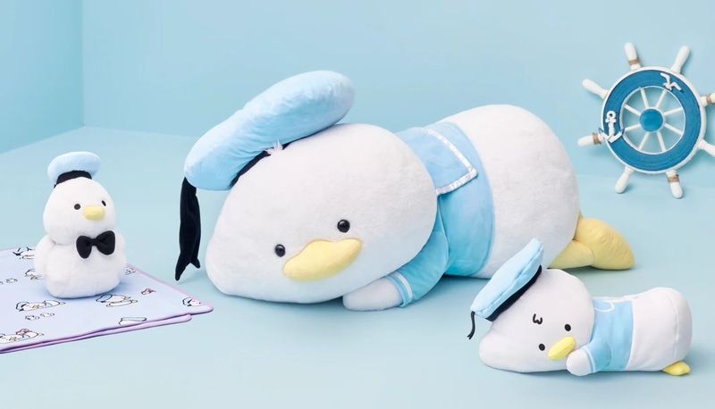 「クールブランケット」価格：5,800円/「【一部店舗限定】ぬいぐるみ（スーパービッグ）」価格：23,500円/「ティッシュボックスカバー」価格：4,800円