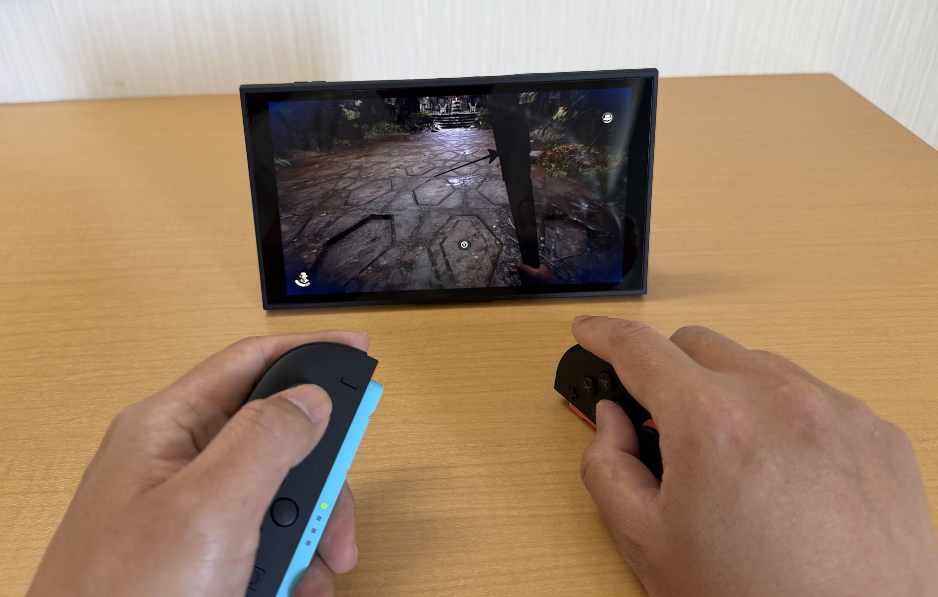 PC版っぽい遊び方が可能となるマウス操作。まともに遊べるかどうかはともかく、左右共にマウス操作にすることもできる