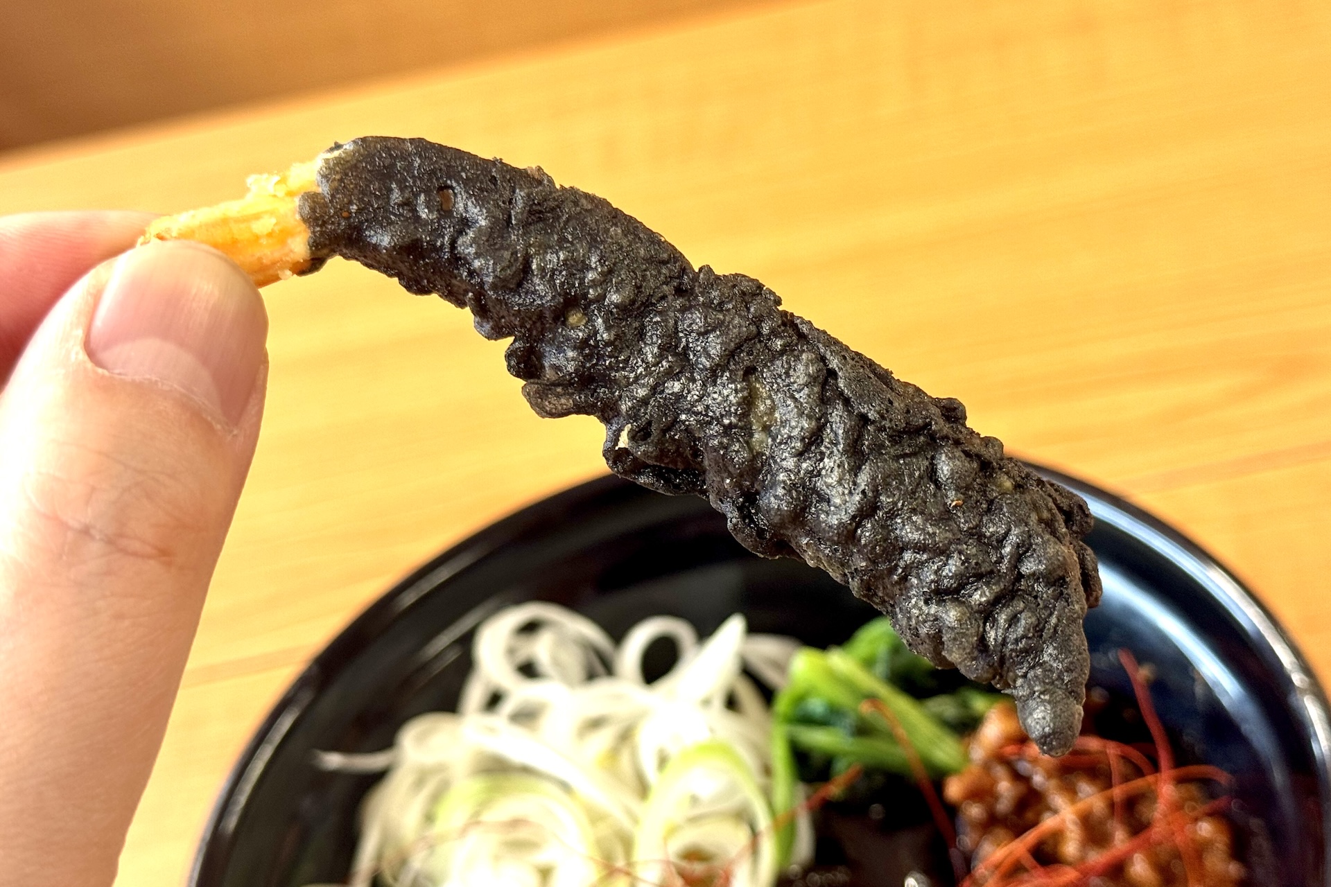 黒いえび天は虎杖が放つ「黒閃（こくせん）」をイメージ。備長炭パウダーを配合し、糸唐辛子でダイナミックに表現しているとのこと