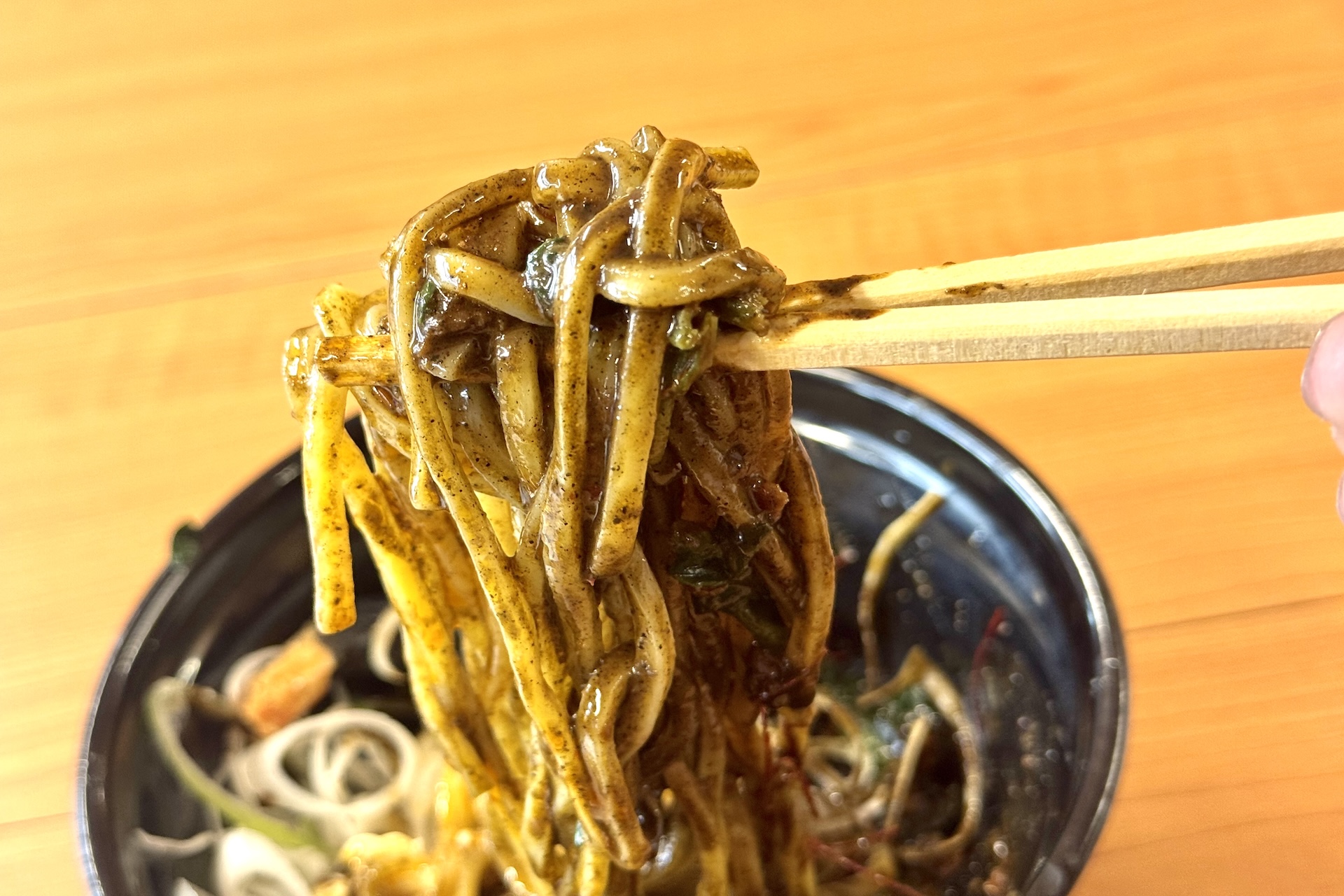 具材とタレをよく混ぜて食べよう。タレは黒練りゴマをベースに、四川豆板醤・甜面醤・ヤンニョンジャンを配合。花椒油・ネギ油が使用されており、パンチのある濃厚な味わいと食欲そそるピリ辛感を楽しめる