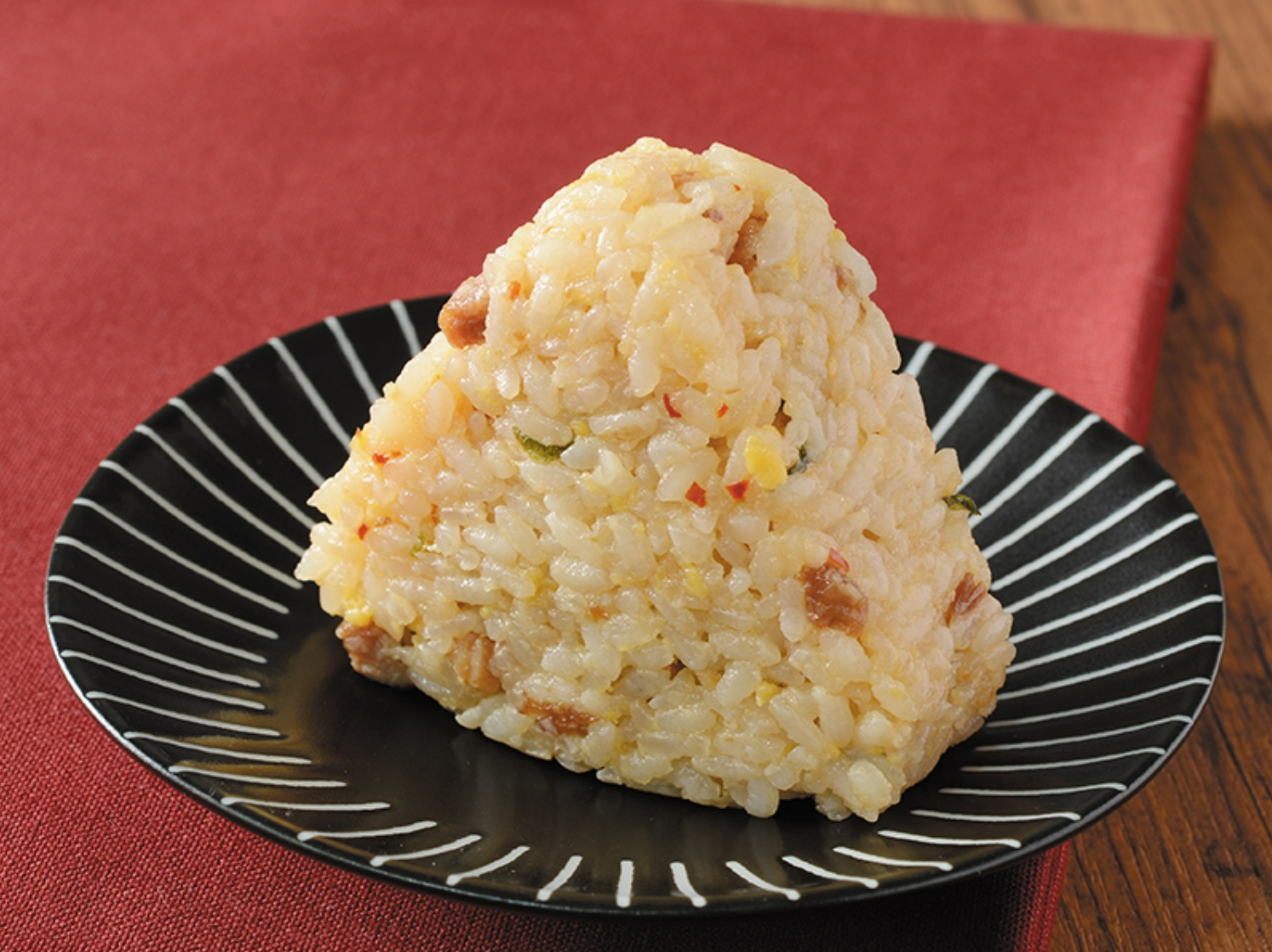 「天下一品監修 こってりスープ仕立ての炒飯おにぎり」（203円）
